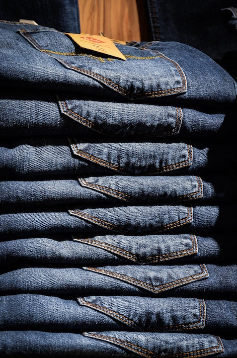 Jeans im Used-Look schaden Mensch und Umwelt. Nachhaltig Kleidung kaufen