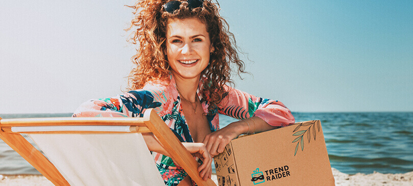 Model mit Box am Strand